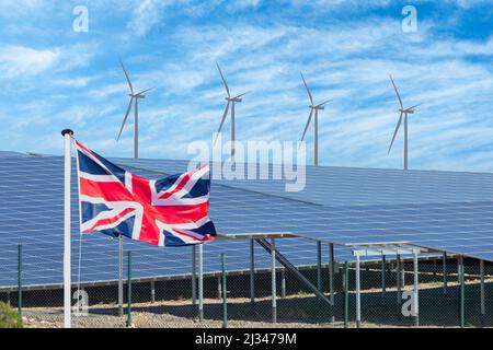 Britische Flagge, Sonnenkollektoren und Onshore-Windenergieanlagen. Saubere, billige erneuerbare Energie, Null-Netto-Emissionen, Strom, Lebenshaltungskosten, Krise.. Konzept Stockfoto