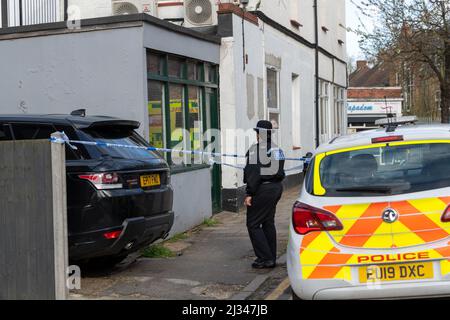Brentwood, Großbritannien. 05. April 2022. Brentwood Essex 5. April 2022 schwerer Polizeivorfall, Victoria Road Brentwood, wo ein Tatort eingerichtet wurde. Lokale soziale Medien haben gesagt, dass es sich um einen Mord handelt. Kommentar wurde von der Polizei von Essex eingeholt. Die Polizei von Essex hat bestätigt, dass es sich um einen Mord handelt. Jevegenijs Lapkovskis wurde wegen Mordes an Lee Murrell angeklagt Kredit: Ian Davidson/Alamy Live News Stockfoto