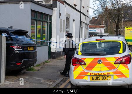 Brentwood, Großbritannien. 05. April 2022. Brentwood Essex 5. April 2022 schwerer Polizeivorfall, Victoria Road Brentwood, wo ein Tatort eingerichtet wurde. Lokale soziale Medien haben gesagt, dass es sich um einen Mord handelt. Kommentar wurde von der Polizei von Essex eingeholt. Die Polizei von Essex hat bestätigt, dass es sich um einen Mord handelt. Jevegenijs Lapkovskis wurde wegen Mordes an Lee Murrell angeklagt Kredit: Ian Davidson/Alamy Live News Stockfoto