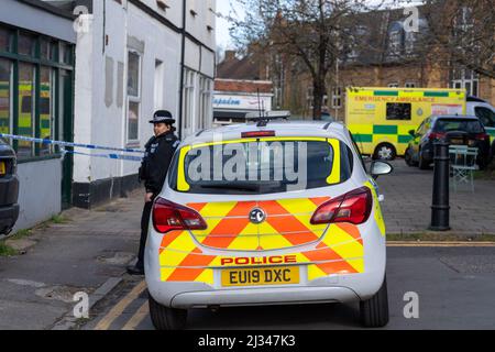 Brentwood, Großbritannien. 05. April 2022. Brentwood Essex 5. April 2022 schwerer Polizeivorfall, Victoria Road Brentwood, wo ein Tatort eingerichtet wurde. Lokale soziale Medien haben gesagt, dass es sich um einen Mord handelt. Kommentar wurde von der Polizei von Essex eingeholt. Die Polizei von Essex hat bestätigt, dass es sich um einen Mord handelt. Jevegenijs Lapkovskis wurde wegen Mordes an Lee Murrell angeklagt Kredit: Ian Davidson/Alamy Live News Stockfoto