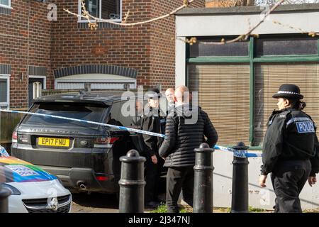 Brentwood, Großbritannien. 05. April 2022. Brentwood Essex 5. April 2022 schwerer Polizeivorfall, Victoria Road Brentwood, wo ein Tatort eingerichtet wurde. Lokale soziale Medien haben gesagt, dass es sich um einen Mord handelt. Kommentar wurde von der Polizei von Essex eingeholt. Die Polizei von Essex hat bestätigt, dass es sich um einen Mord handelt. Jevegenijs Lapkovskis wurde wegen Mordes an Lee Murrell angeklagt Kredit: Ian Davidson/Alamy Live News Stockfoto