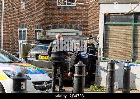 Brentwood, Großbritannien. 05. April 2022. Brentwood Essex 5. April 2022 schwerer Polizeivorfall, Victoria Road Brentwood, wo ein Tatort eingerichtet wurde. Lokale soziale Medien haben gesagt, dass es sich um einen Mord handelt. Kommentar wurde von der Polizei von Essex eingeholt. Die Polizei von Essex hat bestätigt, dass es sich um einen Mord handelt. Jevegenijs Lapkovskis wurde wegen Mordes an Lee Murrell angeklagt Kredit: Ian Davidson/Alamy Live News Stockfoto
