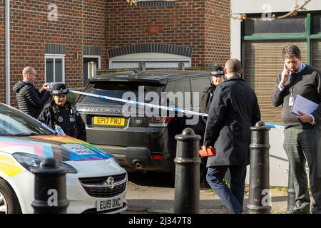 Brentwood, Großbritannien. 05. April 2022. Brentwood Essex 5. April 2022 schwerer Polizeivorfall, Victoria Road Brentwood, wo ein Tatort eingerichtet wurde. Lokale soziale Medien haben gesagt, dass es sich um einen Mord handelt. Kommentar wurde von der Polizei von Essex eingeholt. Die Polizei von Essex hat bestätigt, dass es sich um einen Mord handelt. Jevegenijs Lapkovskis wurde wegen Mordes an Lee Murrell angeklagt Kredit: Ian Davidson/Alamy Live News Stockfoto