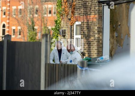 Brentwood, Großbritannien. 05. April 2022. Brentwood Essex 5. April 2022 schwerer Polizeivorfall, Victoria Road Brentwood, wo ein Tatort eingerichtet wurde. Lokale soziale Medien haben gesagt, dass es sich um einen Mord handelt. Kommentar wurde von der Polizei von Essex eingeholt. Die Polizei von Essex hat bestätigt, dass es sich um einen Mord handelt. Jevegenijs Lapkovskis wurde wegen Mordes an Lee Murrell angeklagt Kredit: Ian Davidson/Alamy Live News Stockfoto