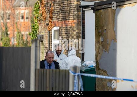 Brentwood, Großbritannien. 05. April 2022. Brentwood Essex 5. April 2022 schwerer Polizeivorfall, Victoria Road Brentwood, wo ein Tatort eingerichtet wurde. Lokale soziale Medien haben gesagt, dass es sich um einen Mord handelt. Kommentar wurde von der Polizei von Essex eingeholt. Die Polizei von Essex hat bestätigt, dass es sich um einen Mord handelt. Jevegenijs Lapkovskis wurde wegen Mordes an Lee Murrell angeklagt Kredit: Ian Davidson/Alamy Live News Stockfoto