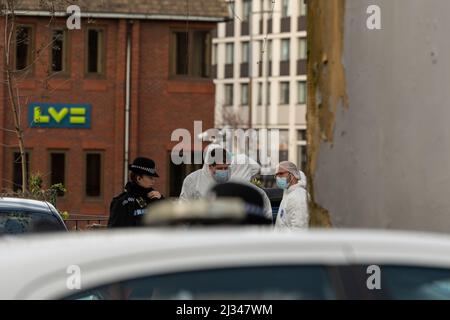 Brentwood, Großbritannien. 05. April 2022. Brentwood Essex 5. April 2022 schwerer Polizeivorfall, Victoria Road Brentwood, wo ein Tatort eingerichtet wurde. Lokale soziale Medien haben gesagt, dass es sich um einen Mord handelt. Kommentar wurde von der Polizei von Essex eingeholt. Die Polizei von Essex hat bestätigt, dass es sich um einen Mord handelt. Jevegenijs Lapkovskis wurde wegen Mordes an Lee Murrell angeklagt Kredit: Ian Davidson/Alamy Live News Stockfoto