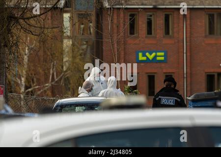 Brentwood, Großbritannien. 05. April 2022. Brentwood Essex 5. April 2022 schwerer Polizeivorfall, Victoria Road Brentwood, wo ein Tatort eingerichtet wurde. Lokale soziale Medien haben gesagt, dass es sich um einen Mord handelt. Kommentar wurde von der Polizei von Essex eingeholt. Die Polizei von Essex hat bestätigt, dass es sich um einen Mord handelt. Jevegenijs Lapkovskis wurde wegen Mordes an Lee Murrell angeklagt Kredit: Ian Davidson/Alamy Live News Stockfoto