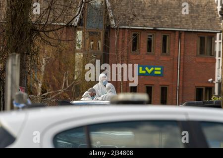 Brentwood, Großbritannien. 05. April 2022. Brentwood Essex 5. April 2022 schwerer Polizeivorfall, Victoria Road Brentwood, wo ein Tatort eingerichtet wurde. Lokale soziale Medien haben gesagt, dass es sich um einen Mord handelt. Kommentar wurde von der Polizei von Essex eingeholt. Die Polizei von Essex hat bestätigt, dass es sich um einen Mord handelt. Jevegenijs Lapkovskis wurde wegen Mordes an Lee Murrell angeklagt Kredit: Ian Davidson/Alamy Live News Stockfoto