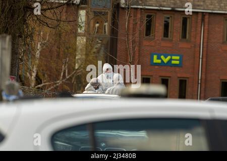 Brentwood, Großbritannien. 05. April 2022. Brentwood Essex 5. April 2022 schwerer Polizeivorfall, Victoria Road Brentwood, wo ein Tatort eingerichtet wurde. Lokale soziale Medien haben gesagt, dass es sich um einen Mord handelt. Kommentar wurde von der Polizei von Essex eingeholt. Die Polizei von Essex hat bestätigt, dass es sich um einen Mord handelt. Jevegenijs Lapkovskis wurde wegen Mordes an Lee Murrell angeklagt Kredit: Ian Davidson/Alamy Live News Stockfoto
