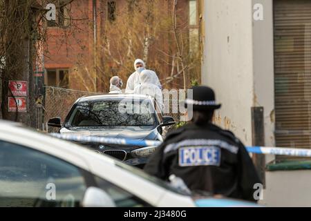 Brentwood, Großbritannien. 05. April 2022. Brentwood Essex 5. April 2022 schwerer Polizeivorfall, Victoria Road Brentwood, wo ein Tatort eingerichtet wurde. Lokale soziale Medien haben gesagt, dass es sich um einen Mord handelt. Kommentar wurde von der Polizei von Essex eingeholt die Polizei von Essex hat bestätigt, dass es sich um einen Mord handelt. Jevegenijs Lapkovskis hat Biene wegen des Mordes an Lee Murrell angeklagt. Kredit: Ian Davidson/Alamy Live Nachrichten Stockfoto