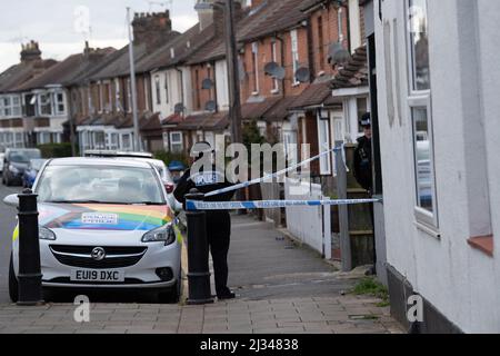 Brentwood, Großbritannien. 05. April 2022. Brentwood Essex 5. April 2022 schwerer Polizeivorfall, Victoria Road Brentwood, wo ein Tatort eingerichtet wurde. Lokale soziale Medien haben gesagt, dass es sich um einen Mord handelt. Kommentar wurde von der Polizei von Essex eingeholt. Die Polizei von Essex hat bestätigt, dass es sich um einen Mord handelt. Jevegenijs Lapkovskis wurde wegen Mordes an Lee Murrell angeklagt Kredit: Ian Davidson/Alamy Live News Stockfoto