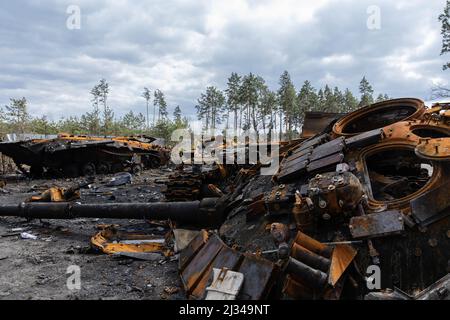 Dmytriwka, Ukraine. 04. April 2022. Das Wrack russischer Panzer in einem Dorf in Dmytriwka, Region Schythomyr. Nach den Gegenangriffen der ukrainischen Streitkräfte und dem Rückzug der russischen Streitkräfte wurden Iprin und Bucha sowie die umliegenden Städte und Dörfer des Kiewer Gebiets von den ukrainischen Truppen zurückgenommen. (Foto von Alex Chan Tsz Yuk/SOPA Images/Sipa USA) Quelle: SIPA USA/Alamy Live News Stockfoto