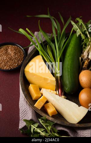 Vitamin-Set für den Frühlingssalat mit Leinsamen und Sauce Stockfoto