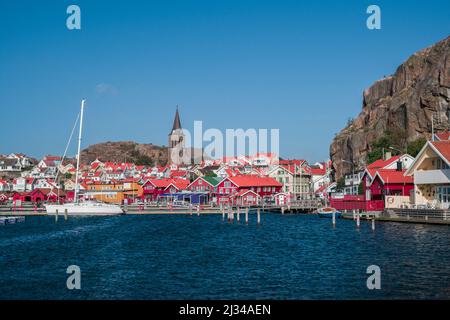 Hafen und Skyline von Fjällbacka bei Tag mit Sonne und blauem Himmel in Schweden Stockfoto