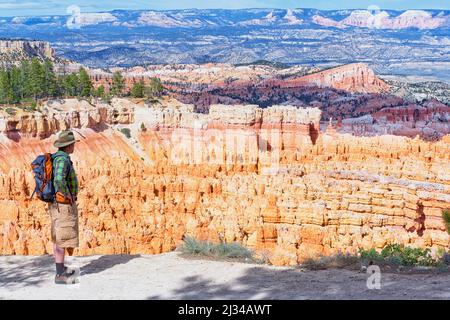 Mann, der die Landschaft betrachtet, Bryce Canyon, Bryce Canyon National Park, Utah, USA Stockfoto