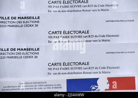 Marseille, Frankreich. 05. April 2022. Briefumschläge von Wahlkarten sind auf einem Tisch platziert zu sehen. Bei jeder Präsidentschaftswahl in Frankreich werden die Wahlkarten erneuert. (Foto von Gerard Bottino/SOPA Images/Sipa USA) Quelle: SIPA USA/Alamy Live News Stockfoto