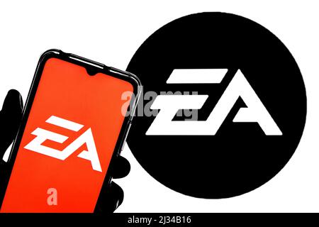 Spanien. 4. April 2022. In dieser Abbildung ist ein auf einem Smartphone abgebildeten Electronic Arts Inc.-Logo mit einem Electronic Arts Inc.-Logo im Hintergrund zu sehen. (Bild: © Thiago Prudencio/SOPA Images via ZUMA Press Wire) Stockfoto