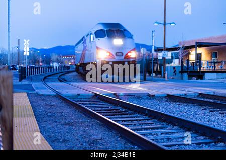 Ein Expresszug im Bahnhof in Santa Fe, New Mexico Stockfoto
