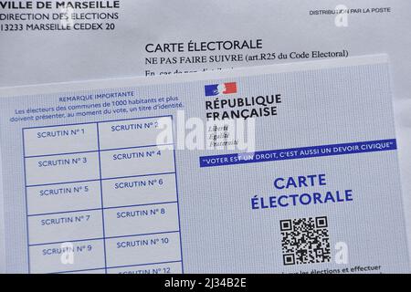 Marseille, Frankreich. 05. April 2022. Eine Wahlkarte, die auf einem Briefumschlag auf einem Tisch zu sehen ist. Bei jeder Präsidentschaftswahl in Frankreich werden die Wahlkarten erneuert. (Foto von Gerard Bottino/SOPA Images/Sipa USA) Quelle: SIPA USA/Alamy Live News Stockfoto