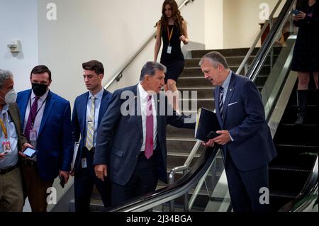 Washington, Vereinigte Staaten Von Amerika. 05. April 2022. Der US-Senator Joe Manchin III (Demokrat von West Virginia), links, und der US-Senator Dan Sullivan (Republikaner von Alaska) sprechen in der Senate-U-Bahn im US-Kapitol während einer Abstimmung in Washington, DC, am Dienstag, den 5. April 2022. Quelle: Rod Lampey/CNP/Sipa USA Quelle: SIPA USA/Alamy Live News Stockfoto