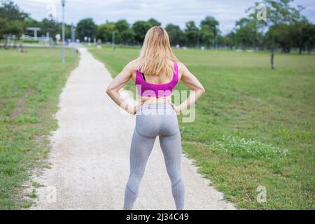 Fit und muskulös junge Frau im Park stehen Stockfoto