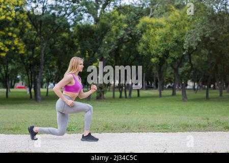 Fit junge Frau trainieren im Park Stockfoto