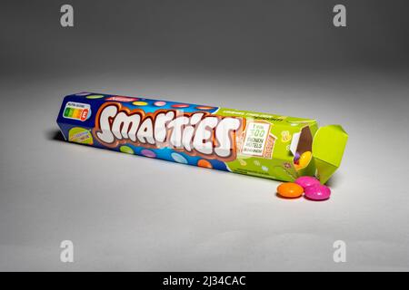 Nestlè Smarties Süßigkeitenrolle mit kleinen bunten Schokoladentropfen. Leckere süße Dragees in der Verpackung mit sechseckiger Form. Produktfoto in einem Studio Stockfoto