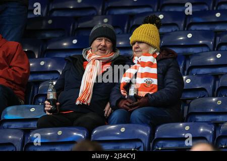 Preston, Großbritannien. 05. April 2022. Black[Pool Fans kommen am 4/5/2022 in Deepdale in Preston, Großbritannien an. (Foto von Mark Cosgrove/News Images/Sipa USA) Quelle: SIPA USA/Alamy Live News Stockfoto