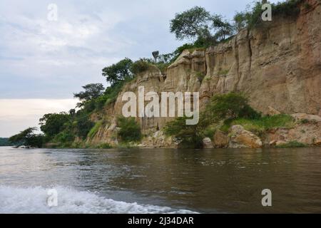 Uganda; nördliche Region an der Grenze zur westlichen Region; Murchison Falls National Park; Flusslandschaft am Victoria Nil; grüne Vegetation und steile Klippen Stockfoto