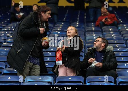 Preston, Großbritannien. 05. April 2022. Blackpool-Fans kommen am 4/5/2022 in Deepdale in Preston, Großbritannien an. (Foto von Mark Cosgrove/News Images/Sipa USA) Quelle: SIPA USA/Alamy Live News Stockfoto