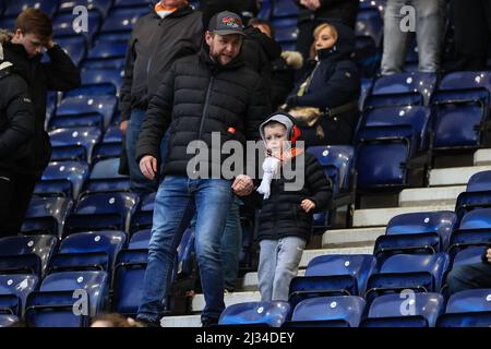 Preston, Großbritannien. 05. April 2022. Blackpool-Fans kommen am 4/5/2022 in Deepdale in Preston, Großbritannien an. (Foto von Mark Cosgrove/News Images/Sipa USA) Quelle: SIPA USA/Alamy Live News Stockfoto