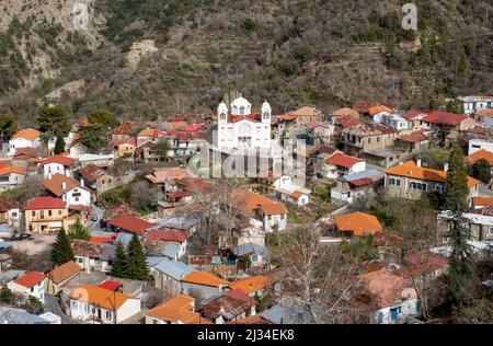 Luftaufnahme von Pedoulas Village das höchste Dorf im Marathasa-Tal, Troodos-Gebirge, Zypern. Stockfoto