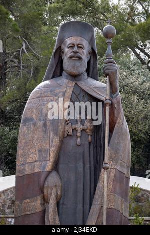 Bronzestatue auf der Grabstätte von Erzbischof Makarios III. Auf dem Berg Throni, Kykkos, Troodos-Gebirge, Republik Zypern Stockfoto