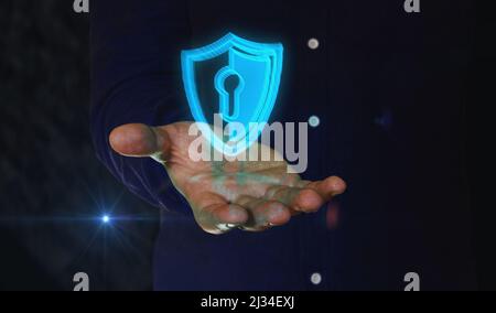 Cybersicherheit, Netzwerkschutz und digitale Daten mit Schild 3D Symbol über Menschenhand. Abstraktes Konzept der Cyber-Technologie-Ikone. Stockfoto