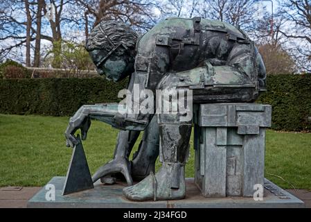 „Master of the Universe“ alias „Newton after Blake“ von Eduardo Paolozzi am Eingang der Gallery of Modern Art (Two) in Edinburgh, Schottland, Großbritannien. Stockfoto