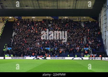 Preston, Großbritannien. 05. April 2022. Blackpool Fans während des Spiels in Preston, Vereinigtes Königreich am 4/5/2022. (Foto von Mark Cosgrove/News Images/Sipa USA) Quelle: SIPA USA/Alamy Live News Stockfoto