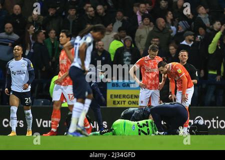 Preston, Großbritannien. 05. April 2022. Daniel Grimshaw #32 von Blackpool wird am 4/5/2022 in Preston, Großbritannien, behandelt. (Foto von Mark Cosgrove/News Images/Sipa USA) Quelle: SIPA USA/Alamy Live News Stockfoto