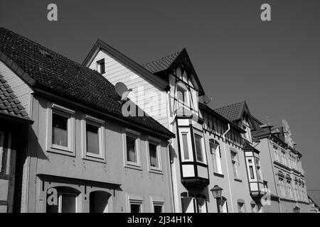 Eine Graustufenansicht von Fachwerkhäusern Stockfoto