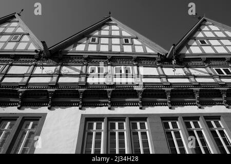 Eine Graustufenansicht eines Fachwerkhauses außen Stockfoto