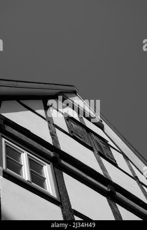 Eine Graustufenansicht eines Fachwerkhauses außen Stockfoto