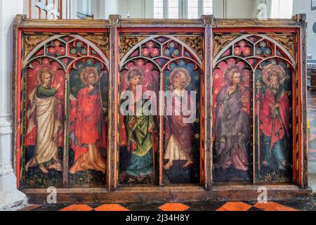 Rood Bildschirm in St. James' Kirche, Castle Acre, Norfolk, aus c. 1440. Zeigt L-R Saints Philip, James the Less, Matthias, Jude, John & James the Great. Stockfoto