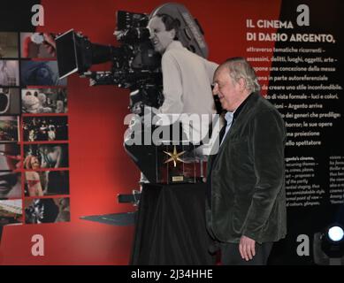 Turin, Italien. 05. April 2022. Turin, Italien DARIO ARGENTO DIE AUSSTELLUNG die erste große Ausstellung, die Dario Argento im Nationalen Filmmuseum Mole Antonelliana in Turin gewidmet ist, kuratiert von Domenico De Gaetano, Direktor des Nationalen Filmmuseums, und Marcello Garofalo, Die Ausstellung ist vom Mittwoch, 6. April 2022, bis Montag, 16. Januar 2023 für die Öffentlichkeit zugänglich. Auf dem Foto: Dario Argento Kredit: Unabhängige Fotoagentur/Alamy Live News Stockfoto