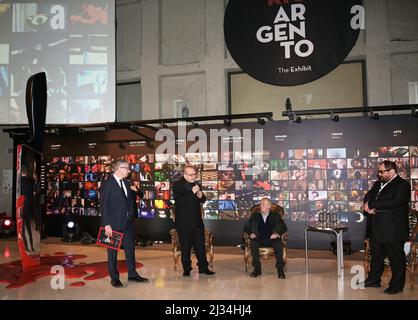 Turin, Italien. 05. April 2022. Turin, Italien DARIO ARGENTO DIE AUSSTELLUNG die erste große Ausstellung, die Dario Argento im Nationalen Filmmuseum Mole Antonelliana in Turin gewidmet ist, kuratiert von Domenico De Gaetano, Direktor des Nationalen Filmmuseums, und Marcello Garofalo, Die Ausstellung ist vom Mittwoch, 6. April 2022, bis Montag, 16. Januar 2023 für die Öffentlichkeit zugänglich. Auf dem Foto: Dario Argento Kredit: Unabhängige Fotoagentur/Alamy Live News Stockfoto