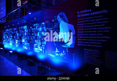 Turin, Italien. 05. April 2022. Turin, Italien DARIO ARGENTO DIE AUSSTELLUNG die erste große Ausstellung, die Dario Argento im Nationalen Filmmuseum Mole Antonelliana in Turin gewidmet ist, kuratiert von Domenico De Gaetano, Direktor des Nationalen Filmmuseums, und Marcello Garofalo, Die Ausstellung ist vom Mittwoch, 6. April 2022, bis Montag, 16. Januar 2023 für die Öffentlichkeit zugänglich. Auf dem Foto: Kredit: Independent Photo Agency/Alamy Live News Stockfoto