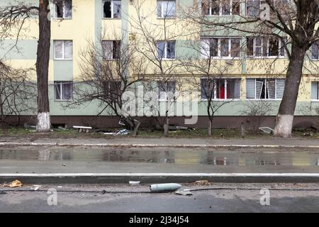 Bucha, Ukraine. 03. April 2022. Eine nicht explodierte Hülle liegt auf einer Stadtstraße, während Chaos und Verwüstung auf den Straßen von Bucha nach dem Ausstieg der russischen Besatzungstruppen aus der Stadt andauern. Russland marschierte am 24. Februar 2022 in die Ukraine ein und löste damit den größten militärischen Angriff in Europa seit dem Zweiten Weltkrieg aus Kredit: SOPA Images Limited/Alamy Live Nachrichten Stockfoto