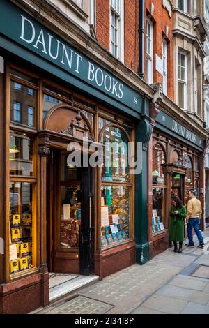 Daunt Books Marylebone London - Daunt Books Buchhandlung in 83-84 Marylebone High Street London. 1990 von James Daunt gegründet. Stockfoto