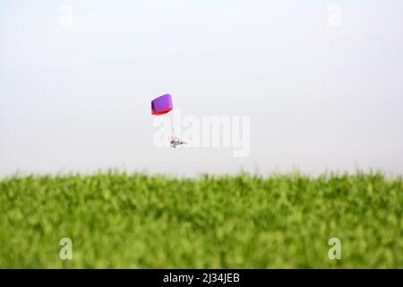 Motor über grünes Feld para Stockfoto