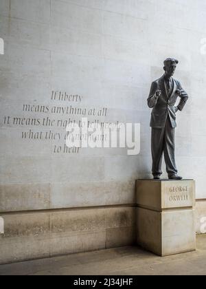 George Orwell BBC Statue. Orwell-Statue und Zitat vor dem BBC New Broadcasting House. Die Statue des Bildhauers Martin Jennings wurde 2017 enthüllt Stockfoto