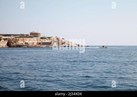 Tigne Point, Sliema, Malta. Foto am Meer, aufgenommen an einem sonnigen Tag Stockfoto