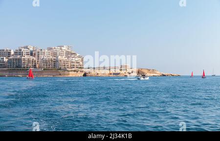 Blick auf das Meer von Tigne Point, Sliema, Malta an einem sonnigen Tag aufgenommen Stockfoto